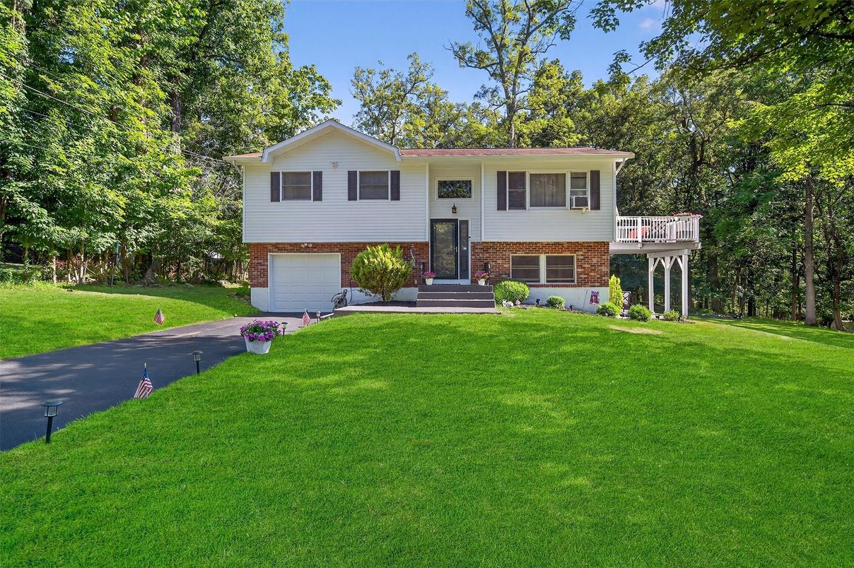 Attached, Exterior, Facade, Brick Facade, Raised Ranch