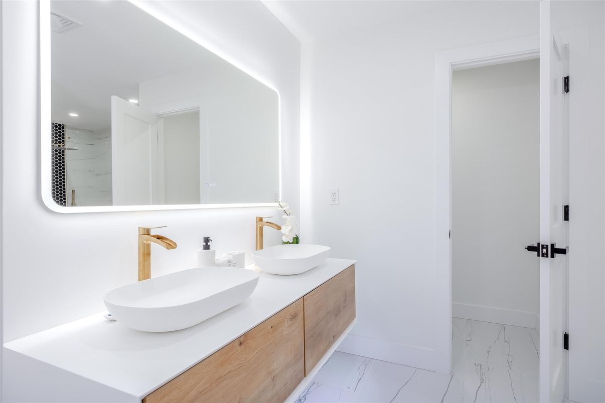 Bathroom, Dual Sink Vanities, Interior, Marble, Recessed Lighting
