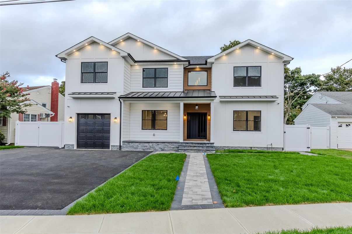 Attached, Exterior, Facade, Farmhouse