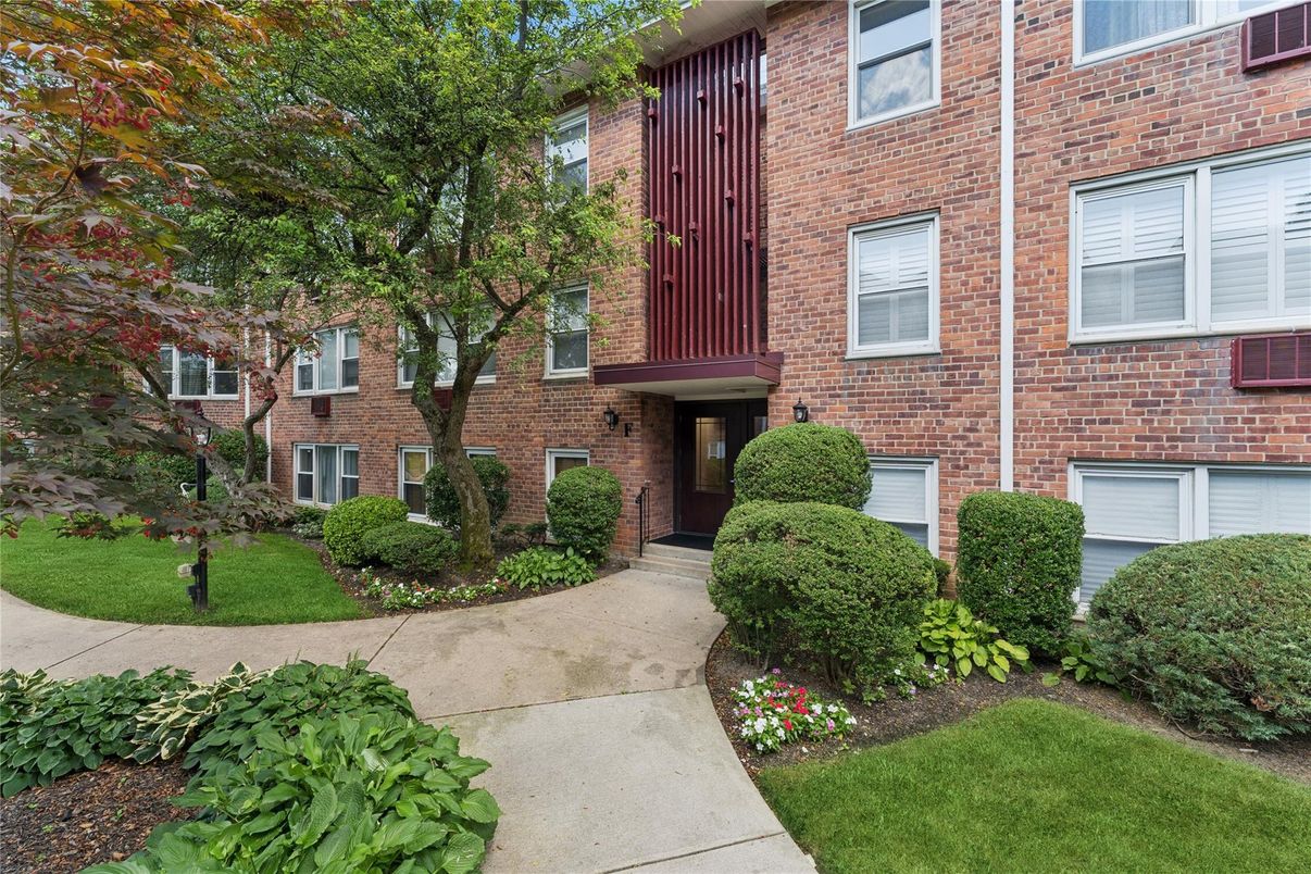Exterior, Facade, Brick Facade, Rowhouse