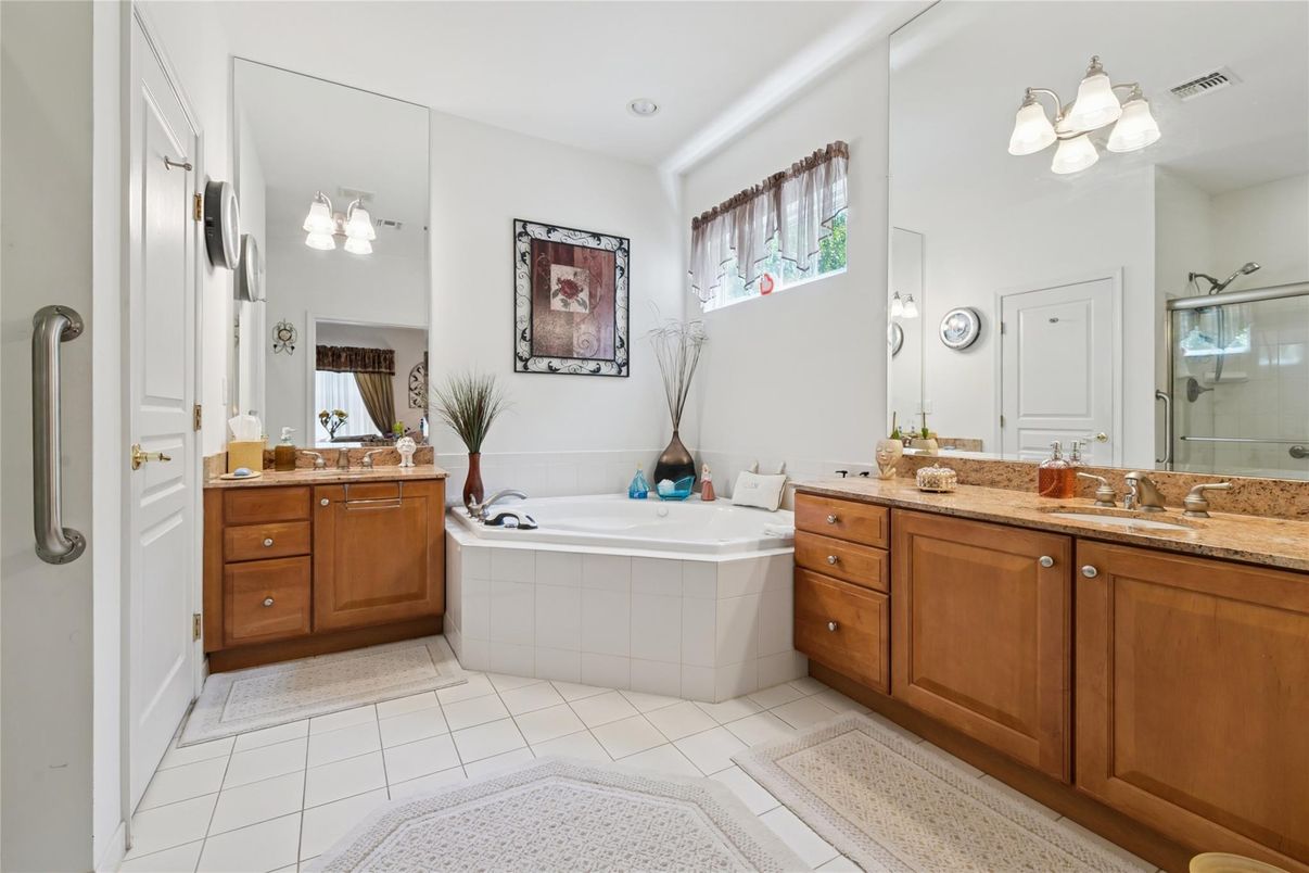 Bathroom, Dual Sink Vanities, Interior, Recessed Lighting
