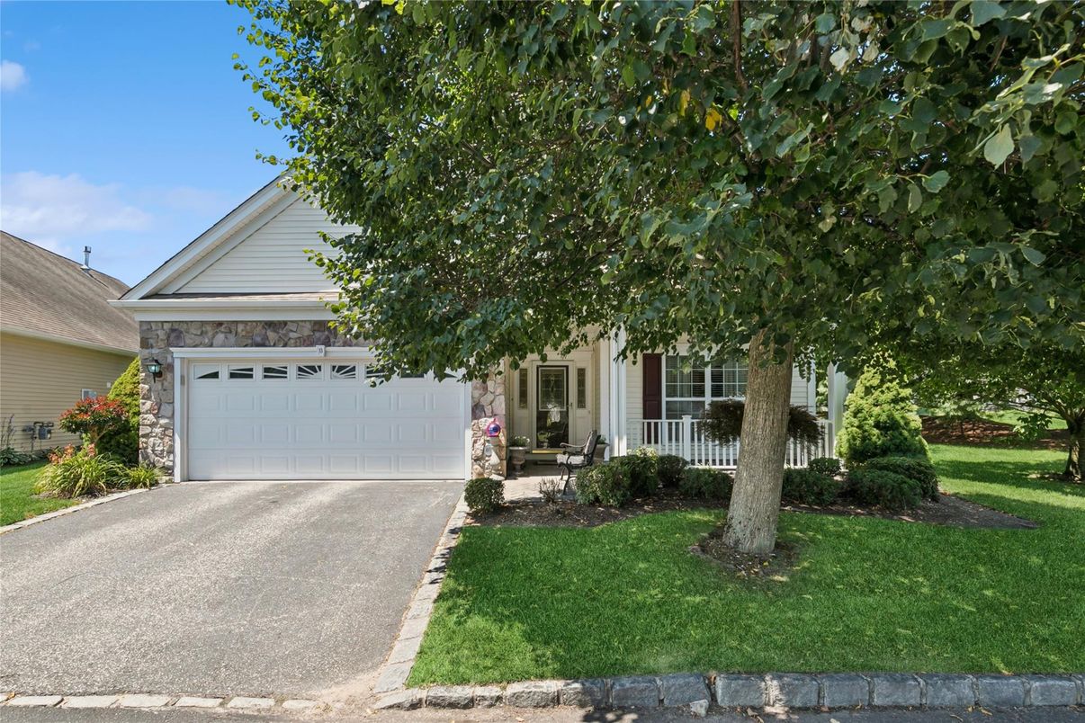Attached, Exterior, Facade, Ranch