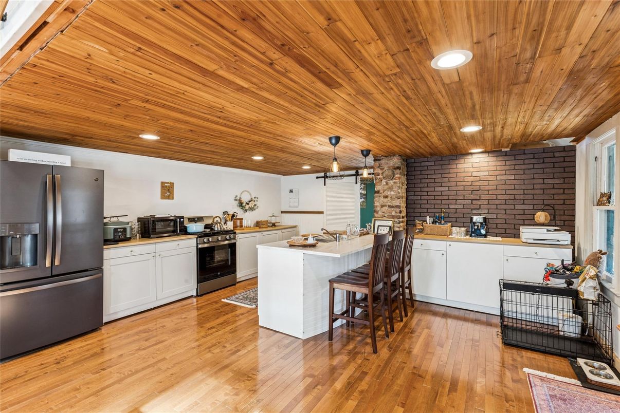 Dining room, Interior, Kitchen, Pendant Lights, Recessed Lighting, Stone Walls, Wooden Ceilings, Wood Texture Flooring