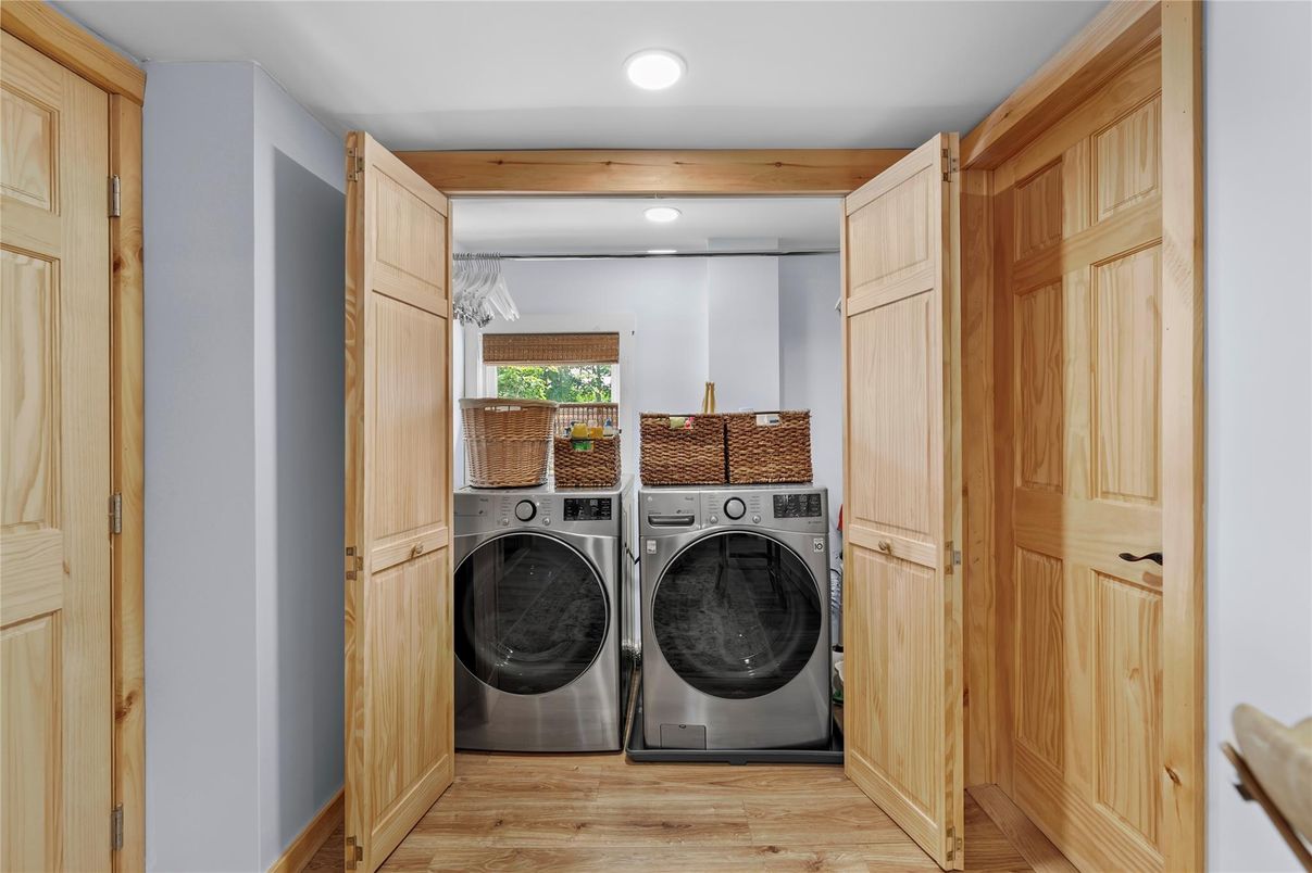 Interior, Recessed Lighting, Washer, Wood Texture Flooring