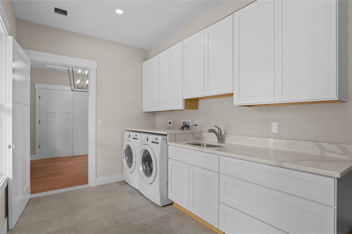 Interior, Recessed Lighting, Washer, Wood Texture Flooring