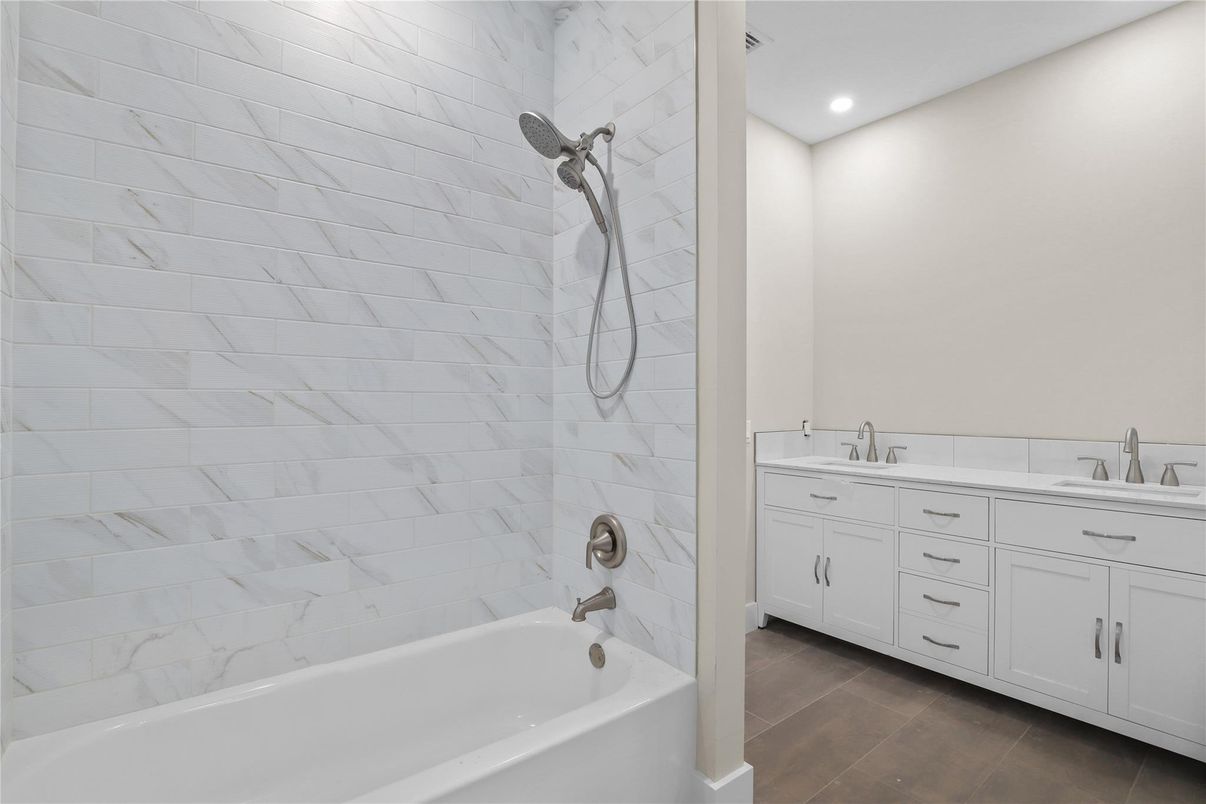 Bathroom, Dual Sink Vanities, Interior, Recessed Lighting