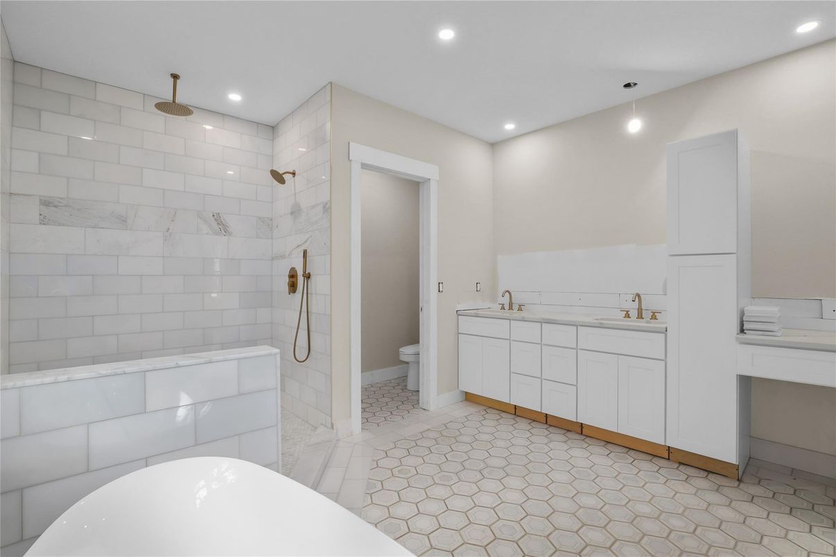 Bathroom, Dual Sink Vanities, Interior, Recessed Lighting