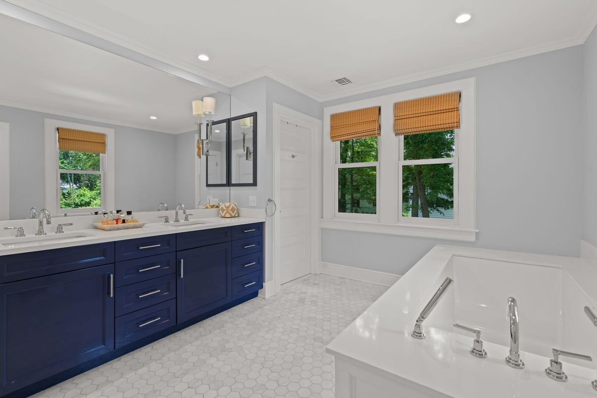 Bathroom, Dual Sink Vanities, Interior, Recessed Lighting