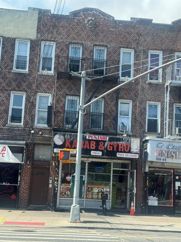 Exterior, Facade, Brick Facade, Rowhouse