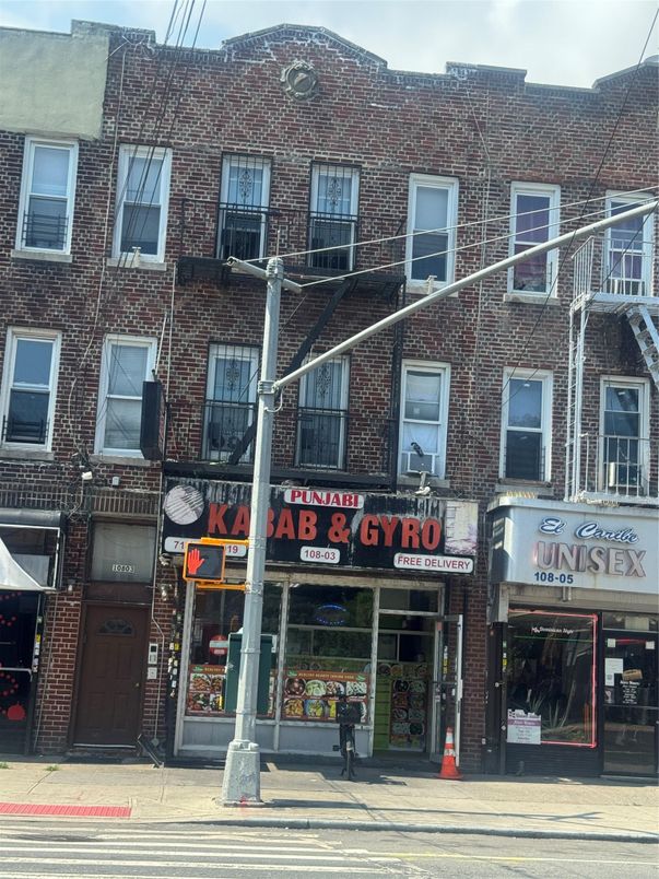 Exterior, Facade, Brick Facade, Rowhouse