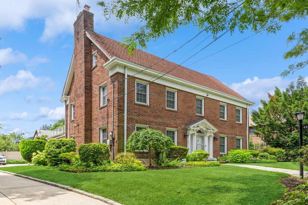 Exterior, Facade, Brick Facade, Georgian