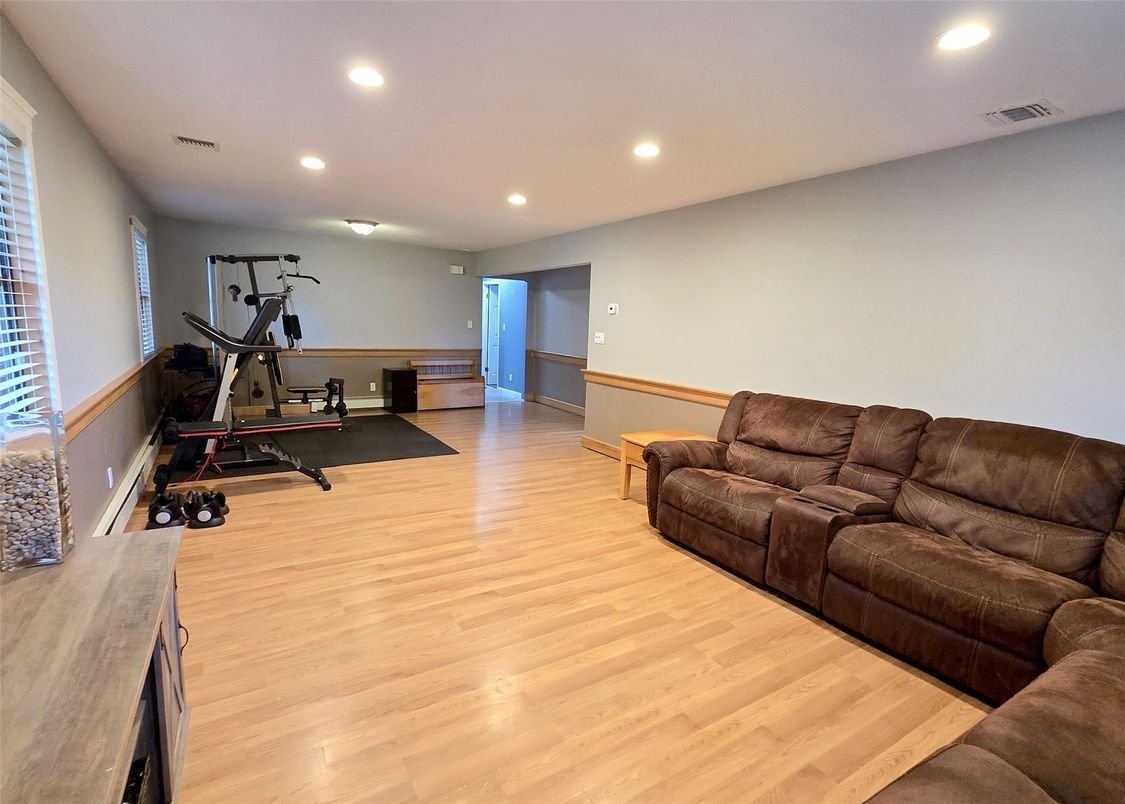 Fitness Equipment, Interior, Living room, Recessed Lighting, Wood Texture Flooring
