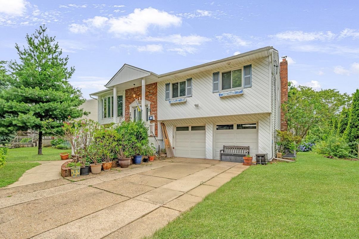 Attached, Exterior, Facade, Brick Facade, Raised Ranch