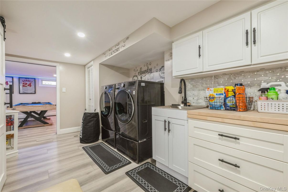 Interior, Recessed Lighting, Washer, Wood Texture Flooring