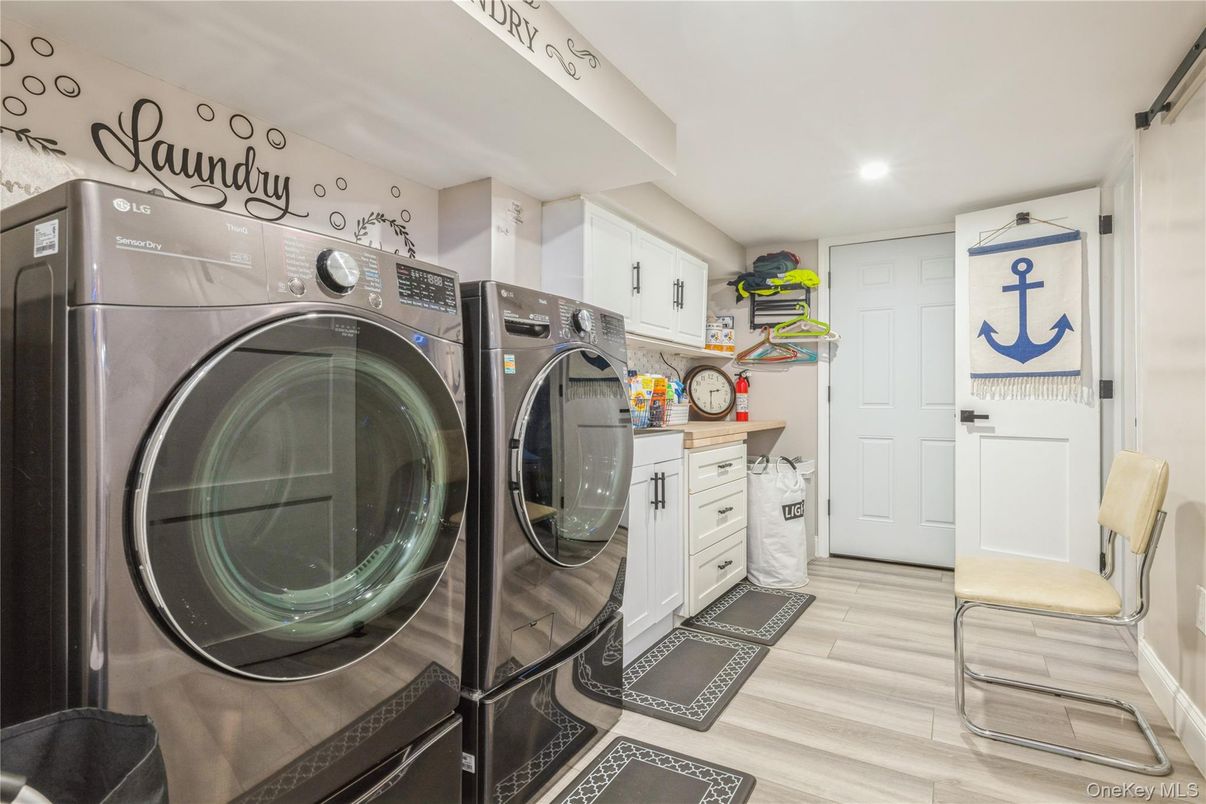 Interior, Recessed Lighting, Washer, Wood Texture Flooring