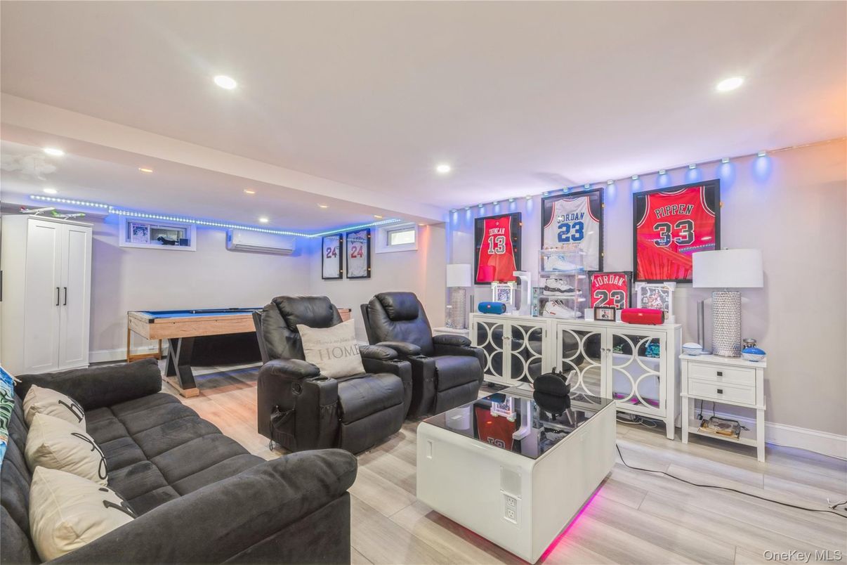 Billiard Table, Game Room, Interior, Living room, Recessed Lighting, Wood Texture Flooring
