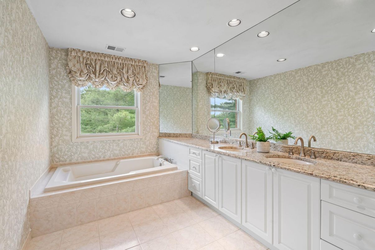 Bathroom, Dual Sink Vanities, Interior, Recessed Lighting