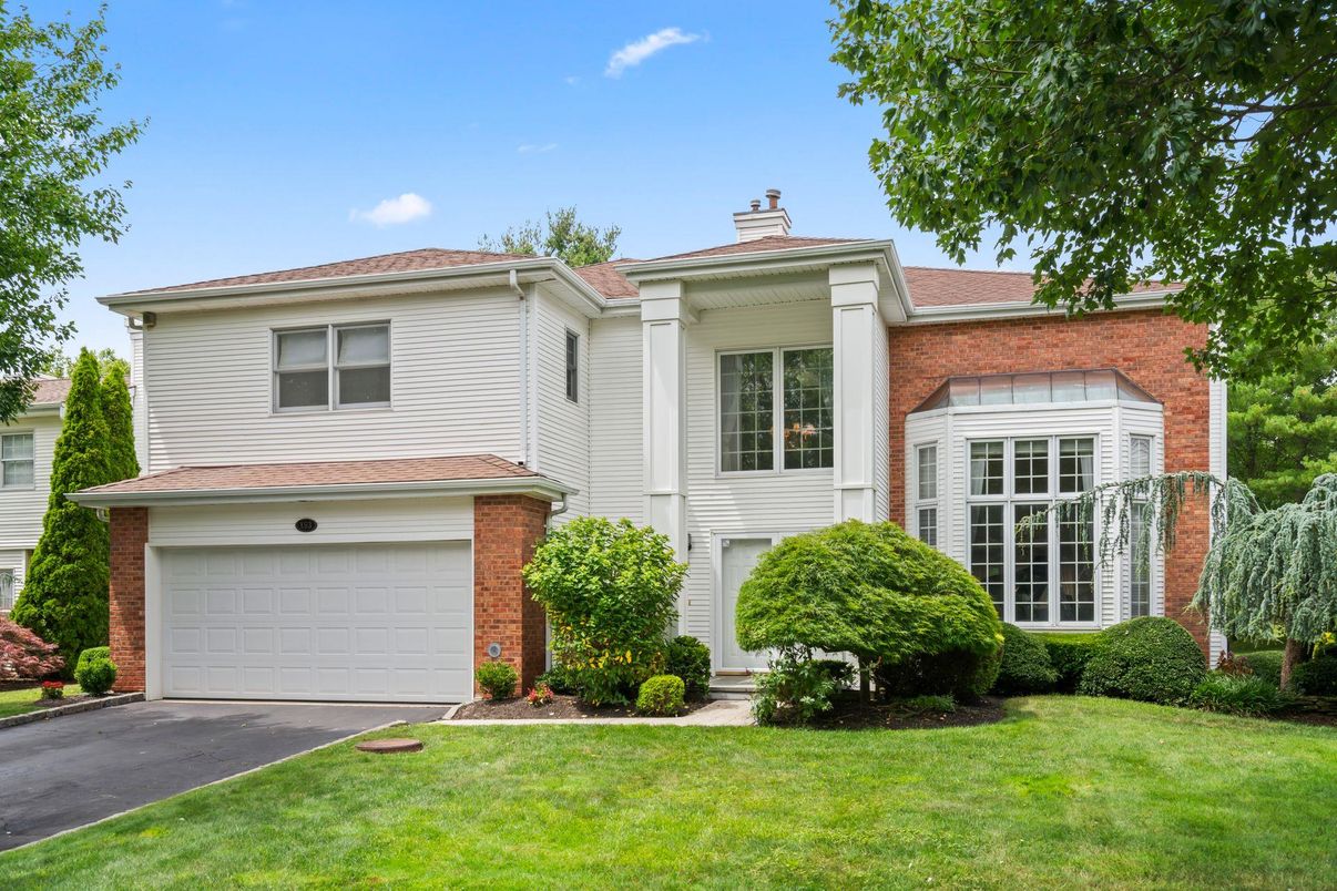 Attached, Exterior, Facade, Brick Facade, Split Level