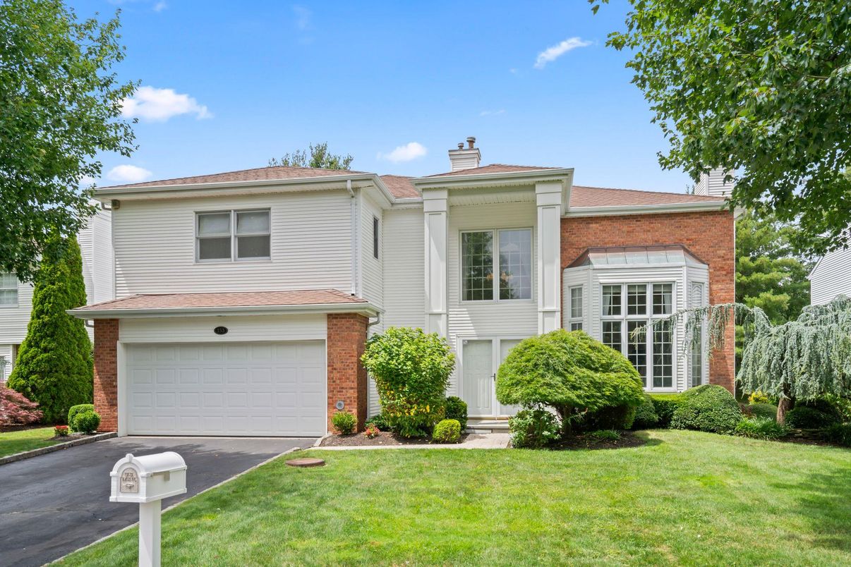 Attached, Exterior, Facade, Brick Facade, Raised Ranch