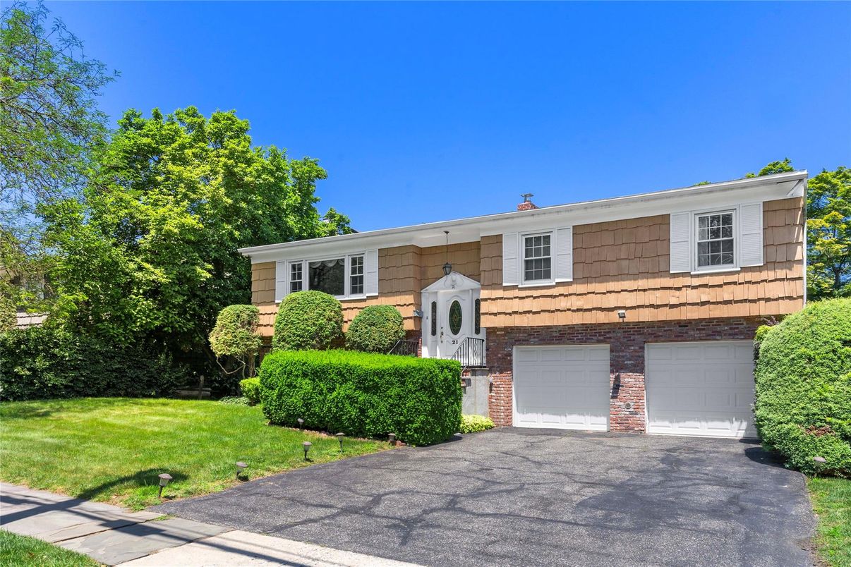 Attached, Exterior, Facade, Brick Facade, Raised Ranch