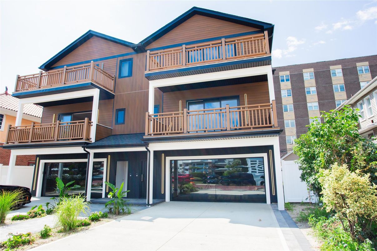 Attached, Exterior, Facade, American Craftsman