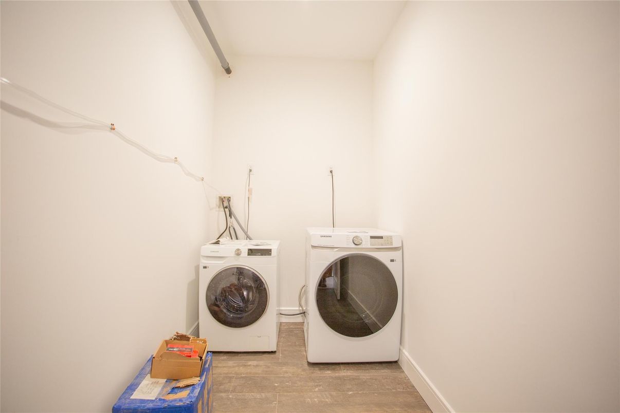 Interior, Washer, Wood Texture Flooring