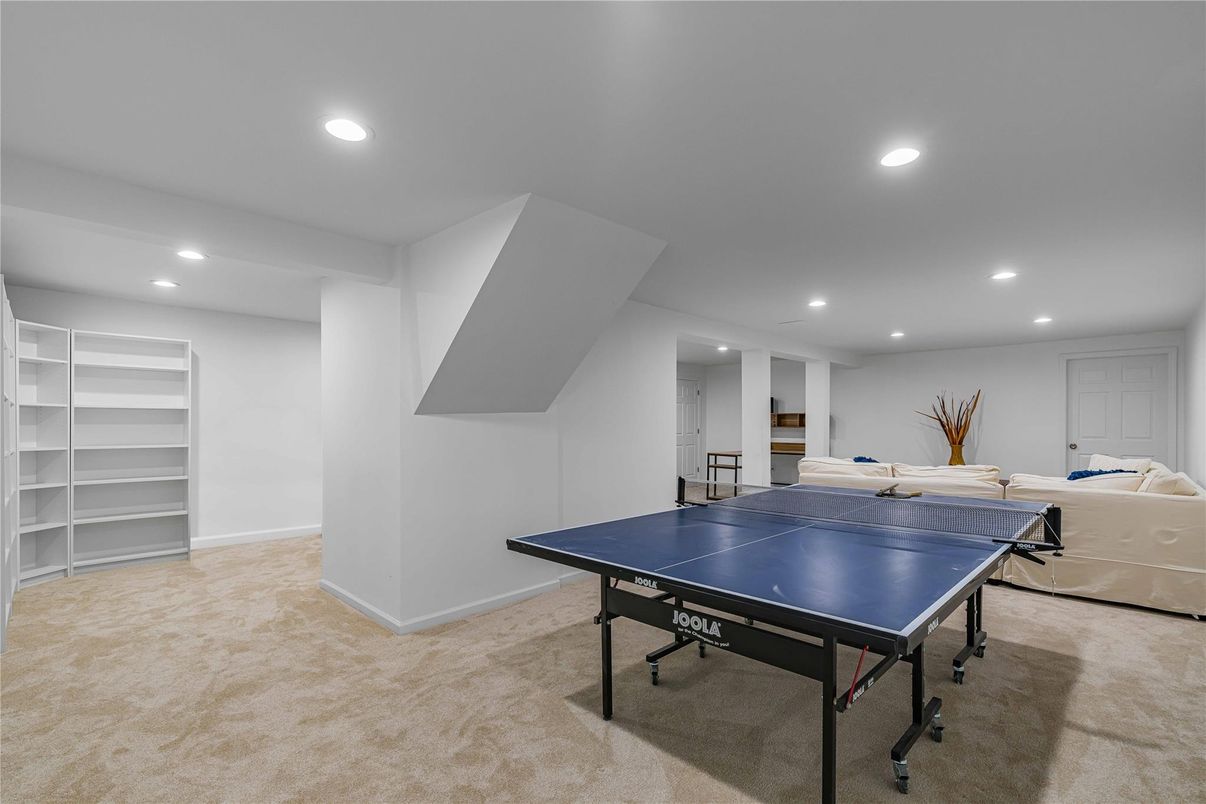 Game Room, Interior, Recessed Lighting