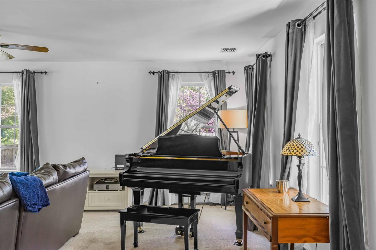 Interior, Piano