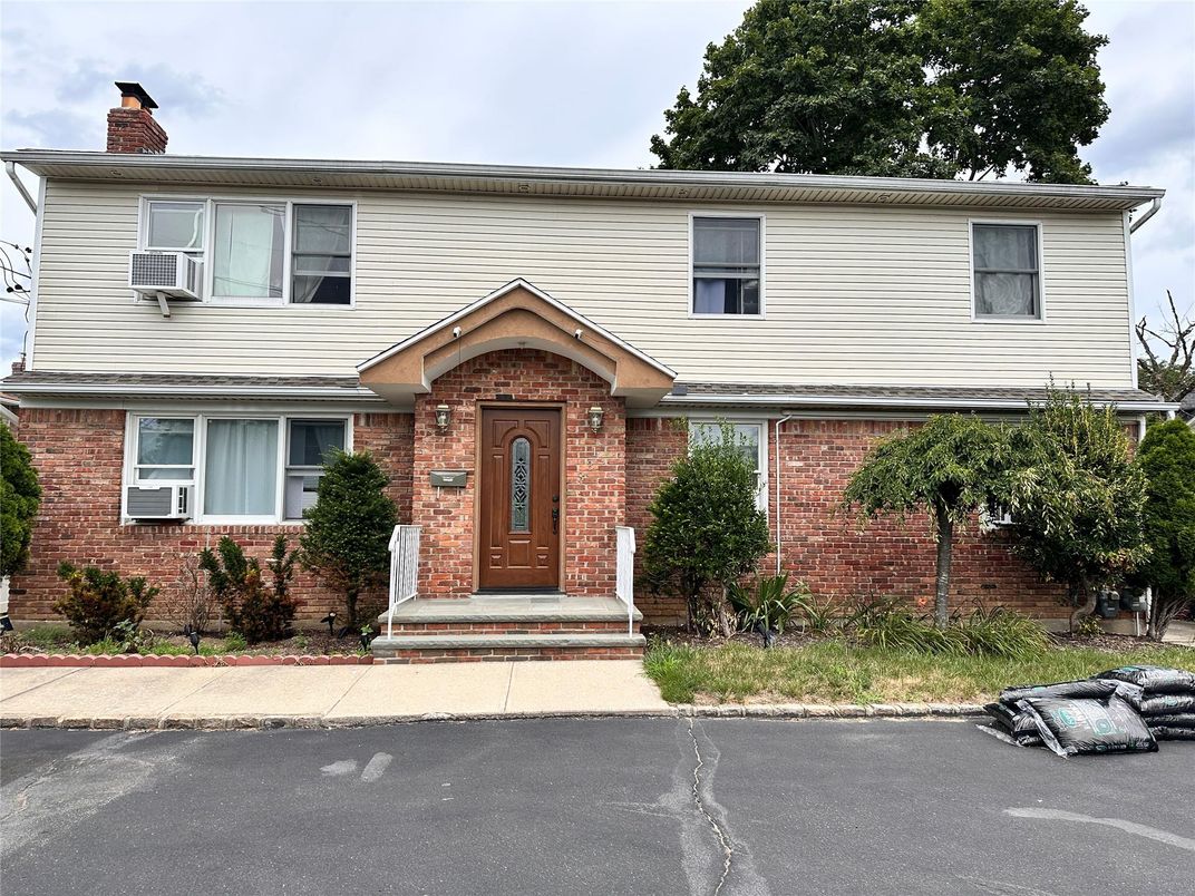 Exterior, Facade, Brick Facade, Split Level