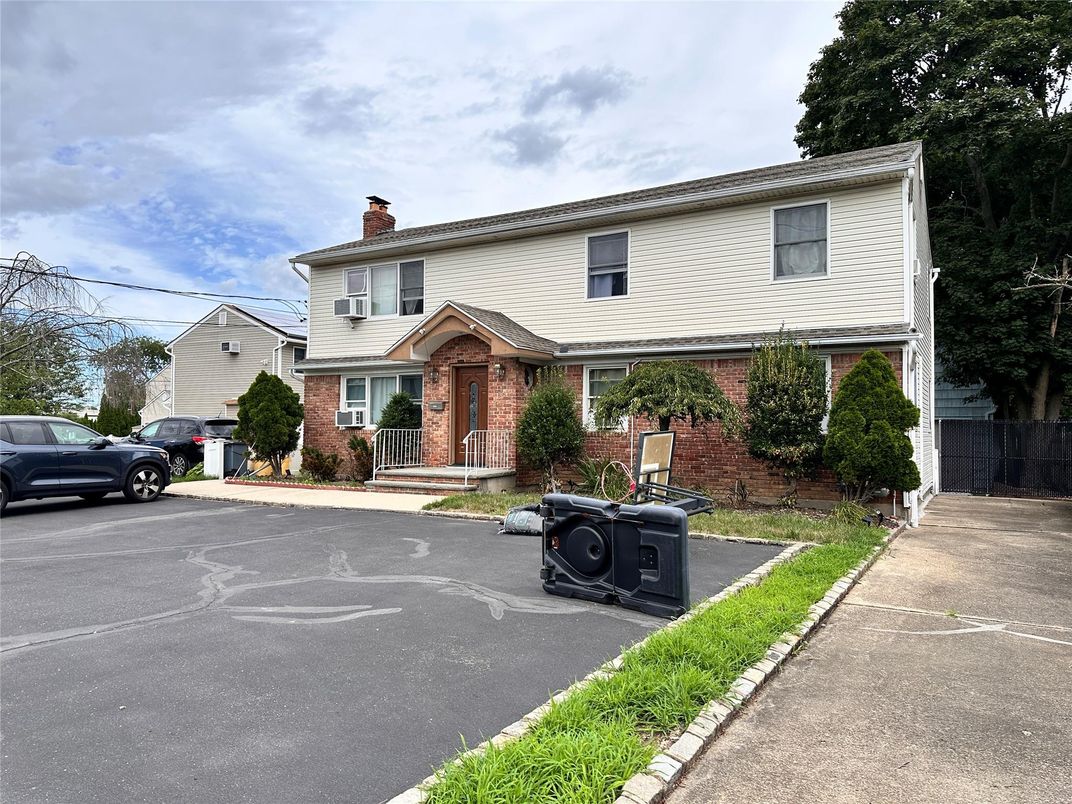 Exterior, Facade, Brick Facade, Split Level