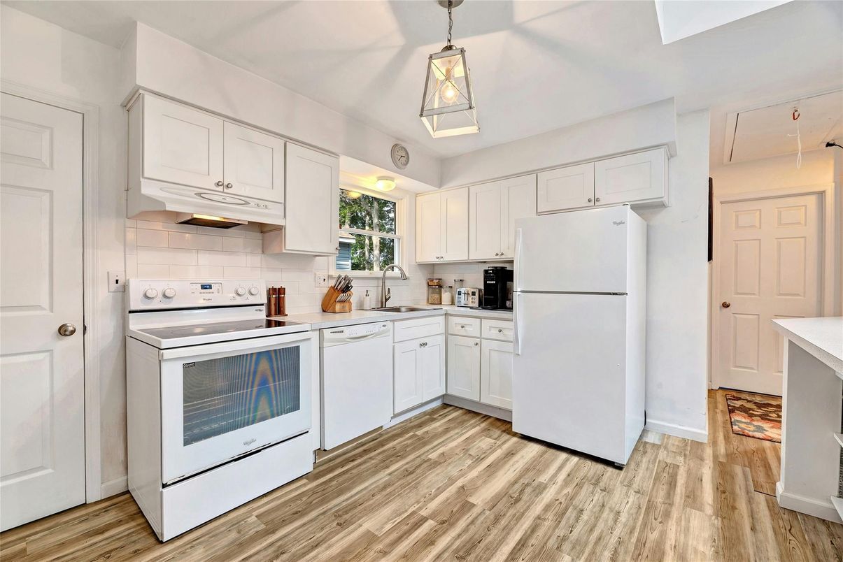Interior, Kitchen, Pendant Lights, Wood Texture Flooring