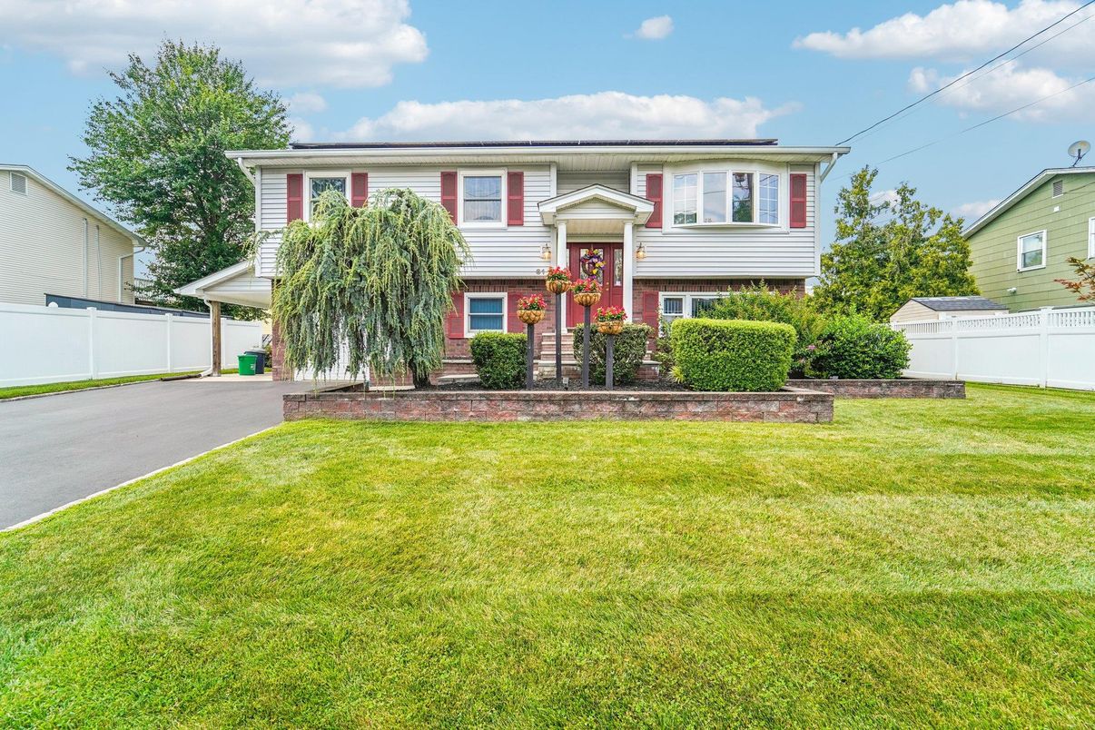 Attached, Exterior, Facade, Raised Ranch