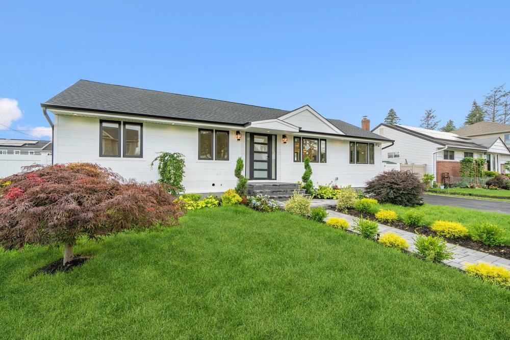 Exterior, Facade, Ranch