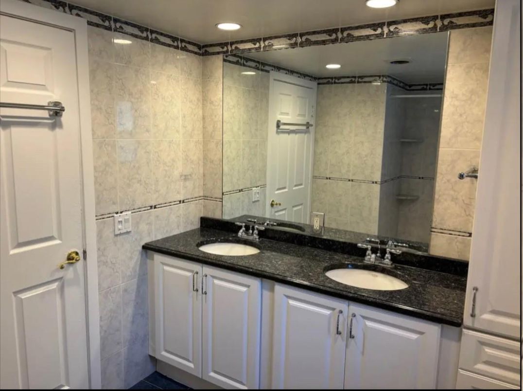 Bathroom, Dual Sink Vanities, Interior, Recessed Lighting