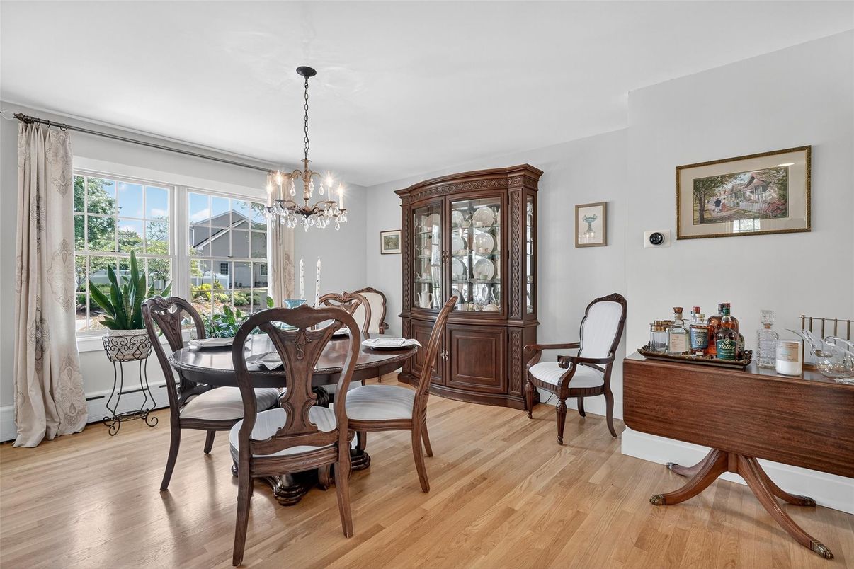 Chandelier, Dining room, Interior, Pendant Lights, Piano, Wood Texture Flooring