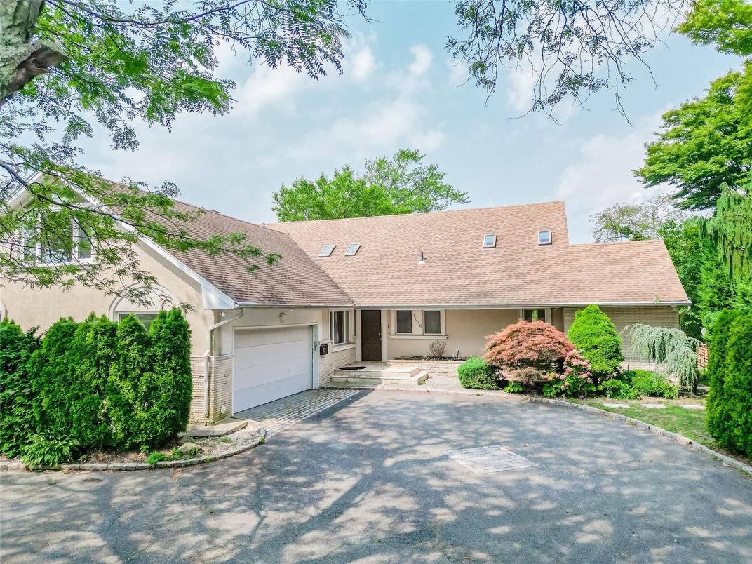 Attached, Exterior, Facade, Ranch