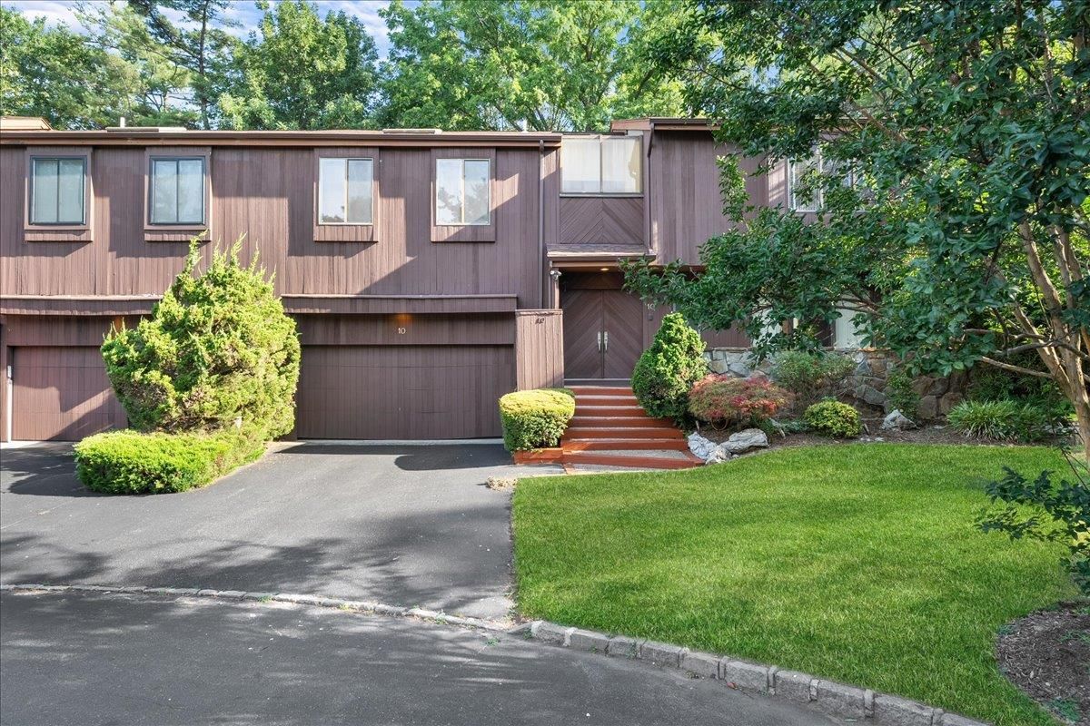Attached, Exterior, Facade, Raised Ranch