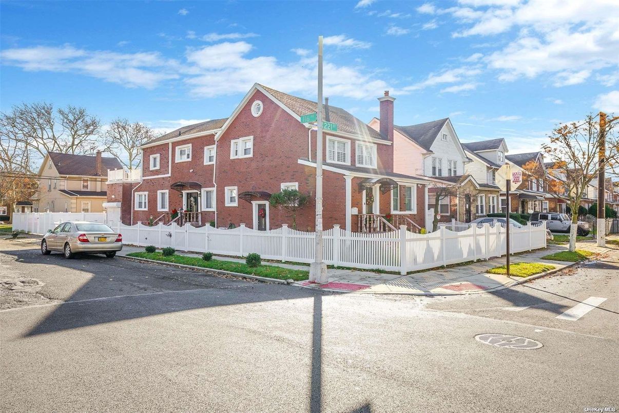 Exterior, Facade, Brick Facade, Queen Anne Victorian