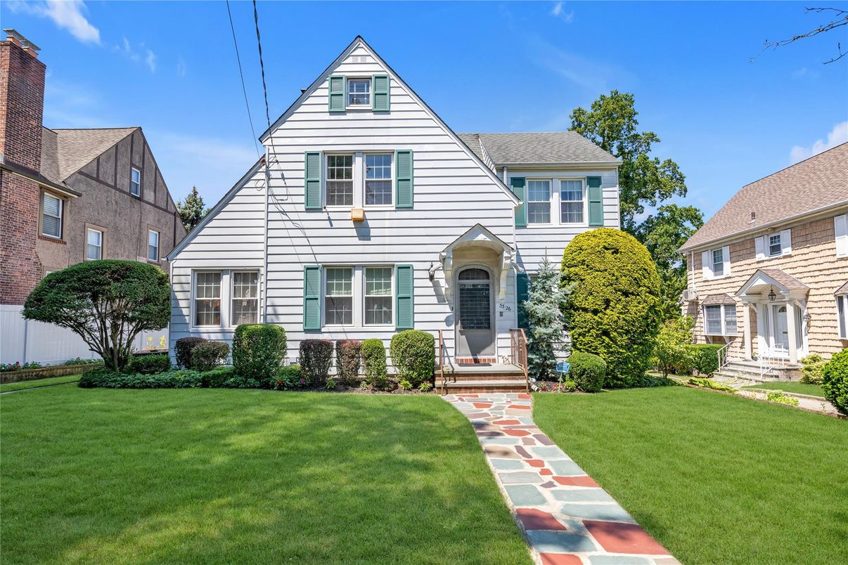 Backyard, Exterior, Facade, Queen Anne Victorian