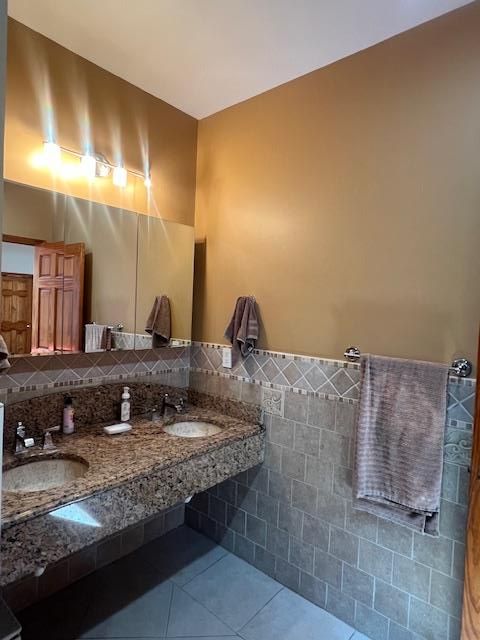 Bathroom, Dual Sink Vanities, Interior