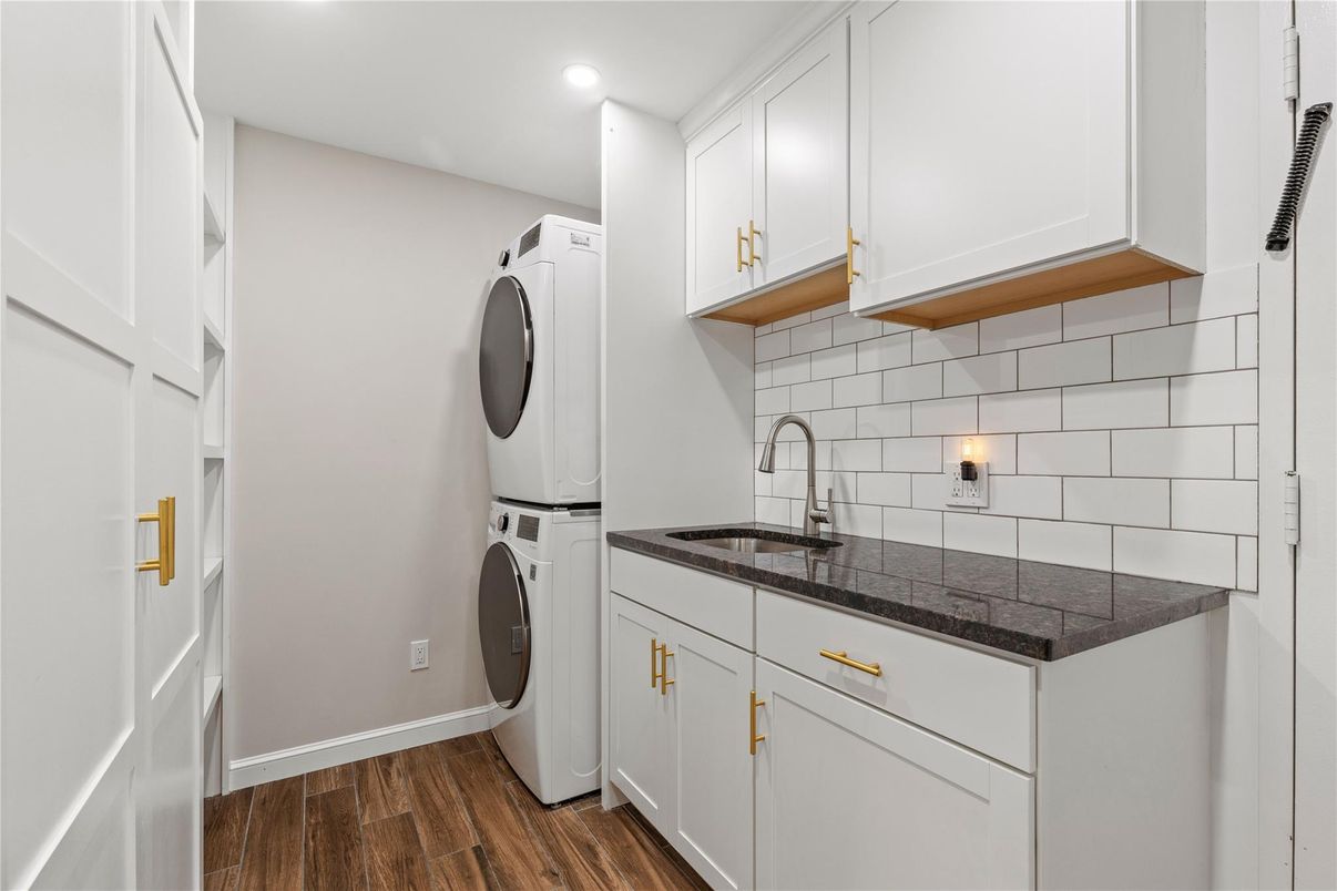Interior, Recessed Lighting, Washer, Wood Texture Flooring