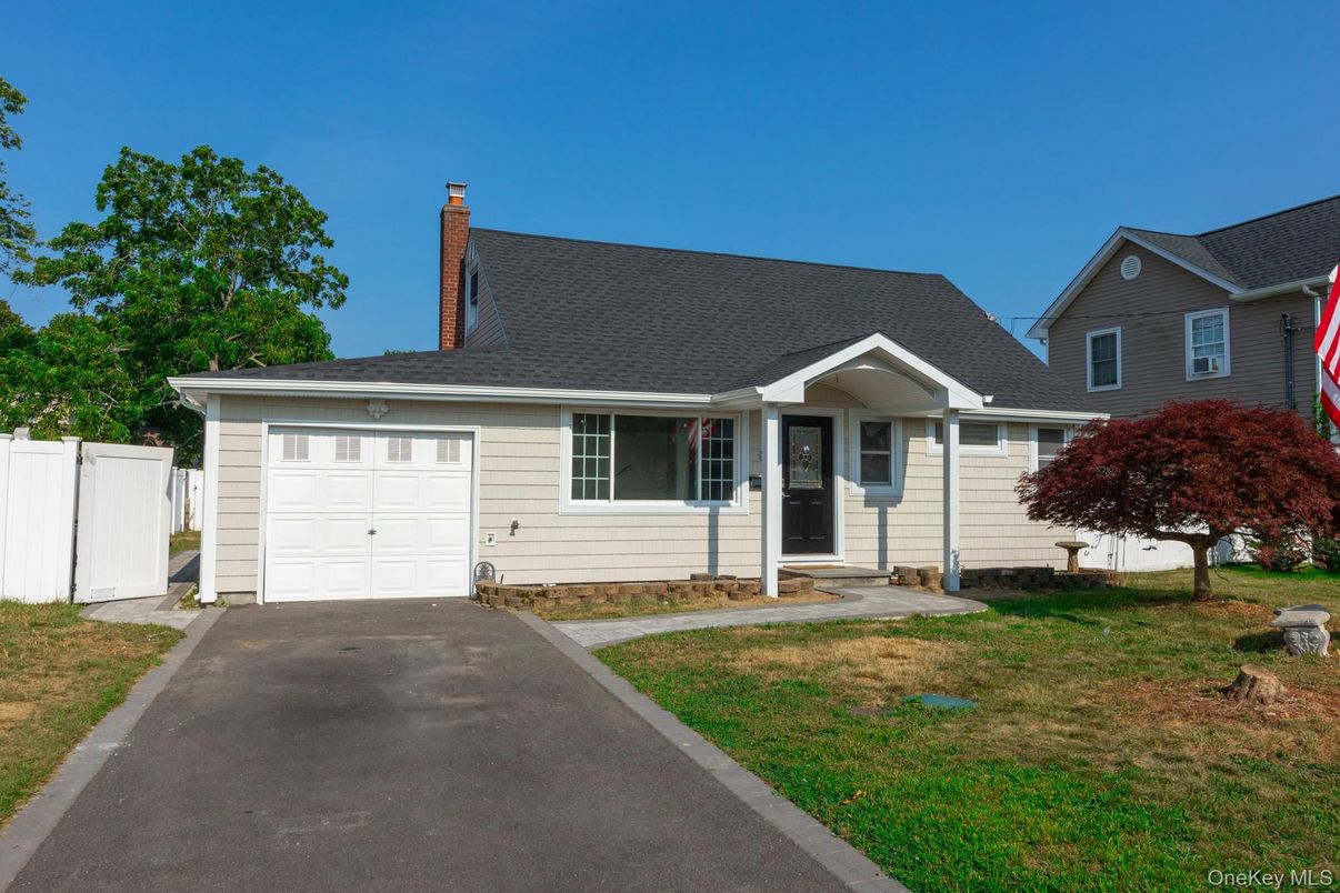 Attached, Exterior, Facade, Cape Cod