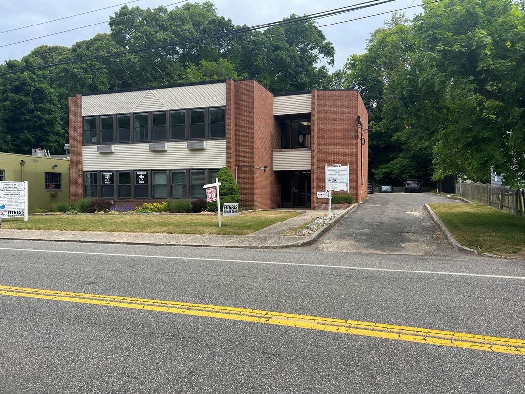 Exterior, Facade, Brick Facade, Rowhouse