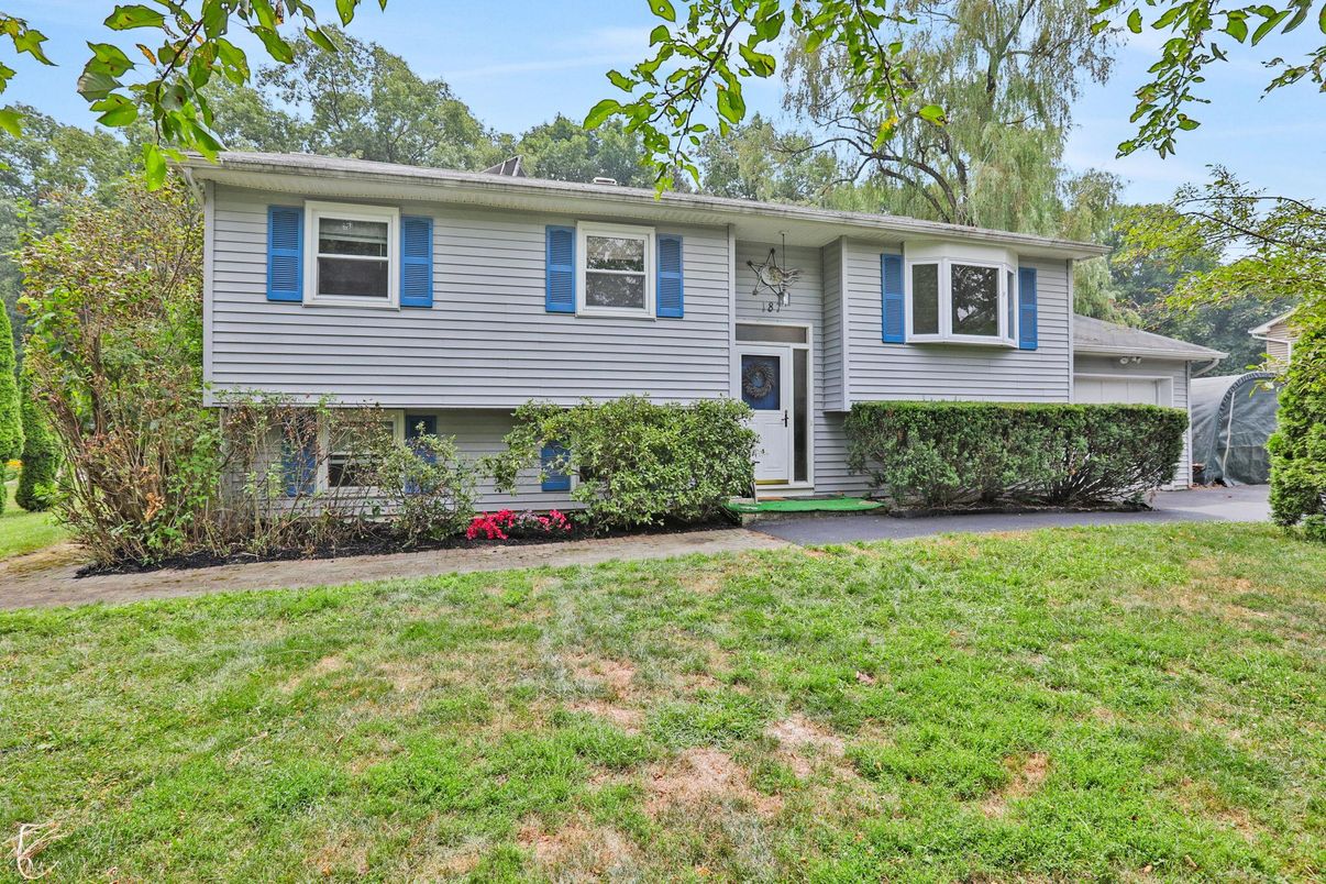 Exterior, Facade, Raised Ranch