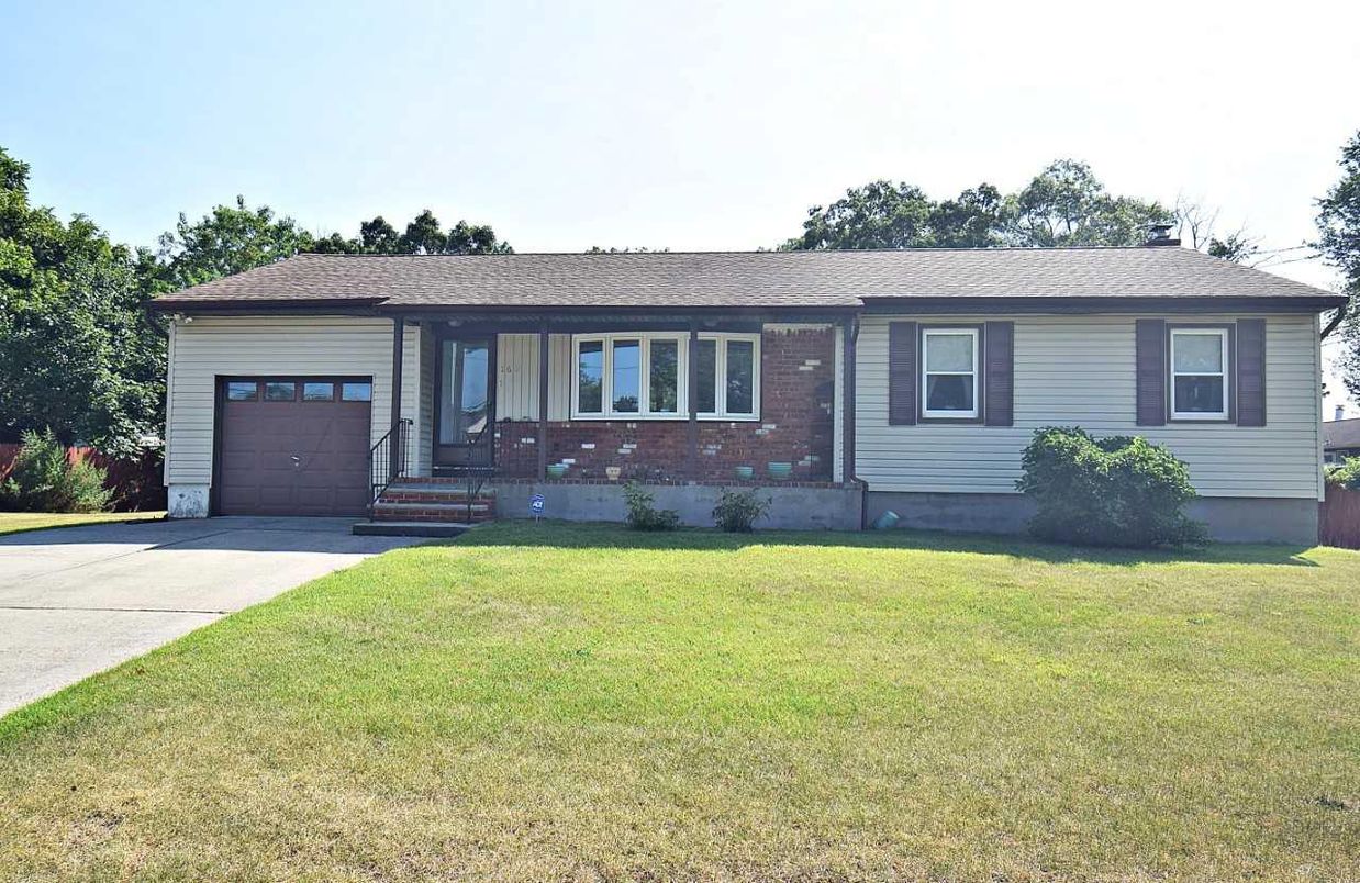 Attached, Exterior, Facade, Brick Facade, Ranch