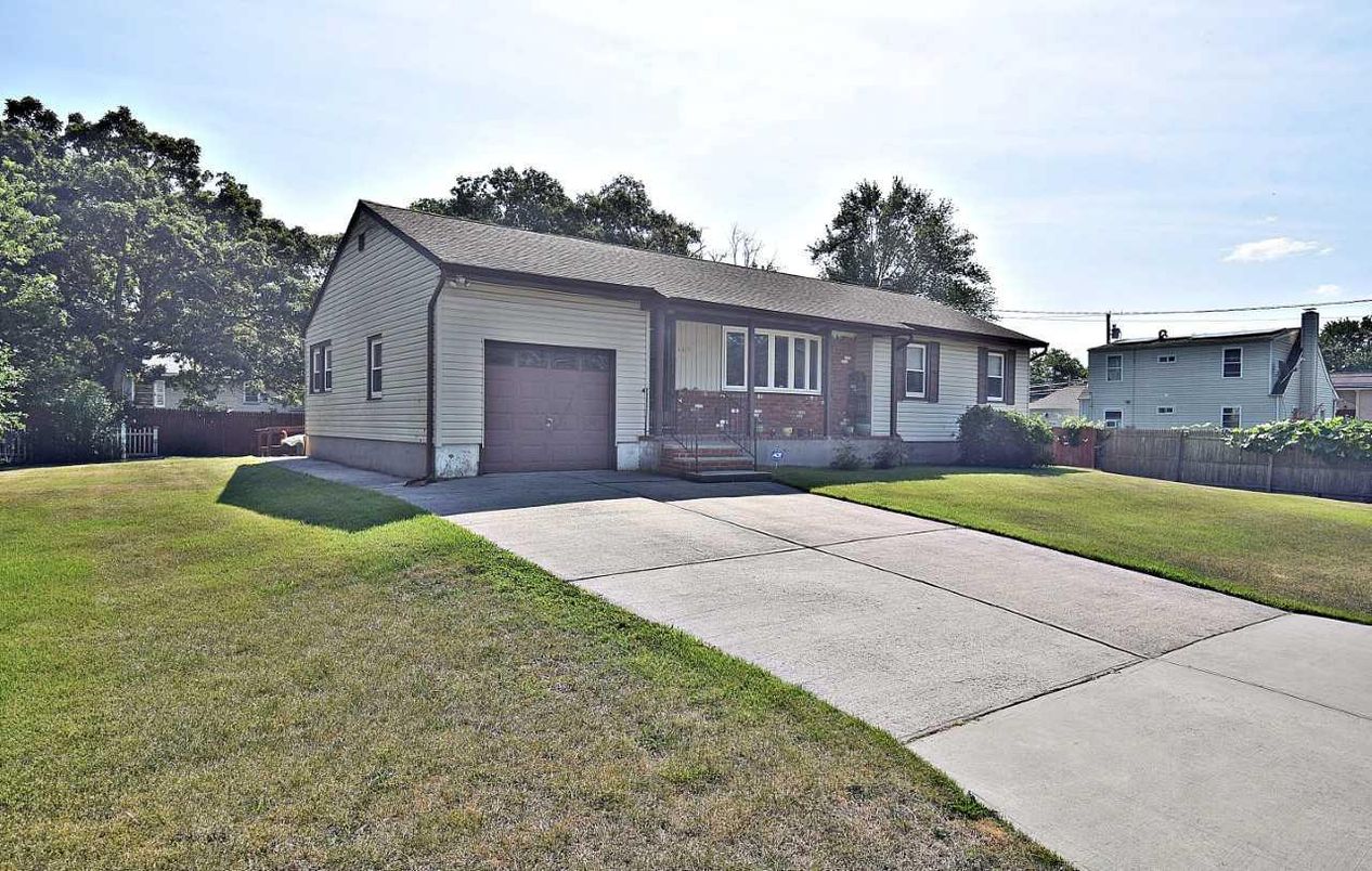 Attached, Exterior, Facade, Brick Facade, Ranch