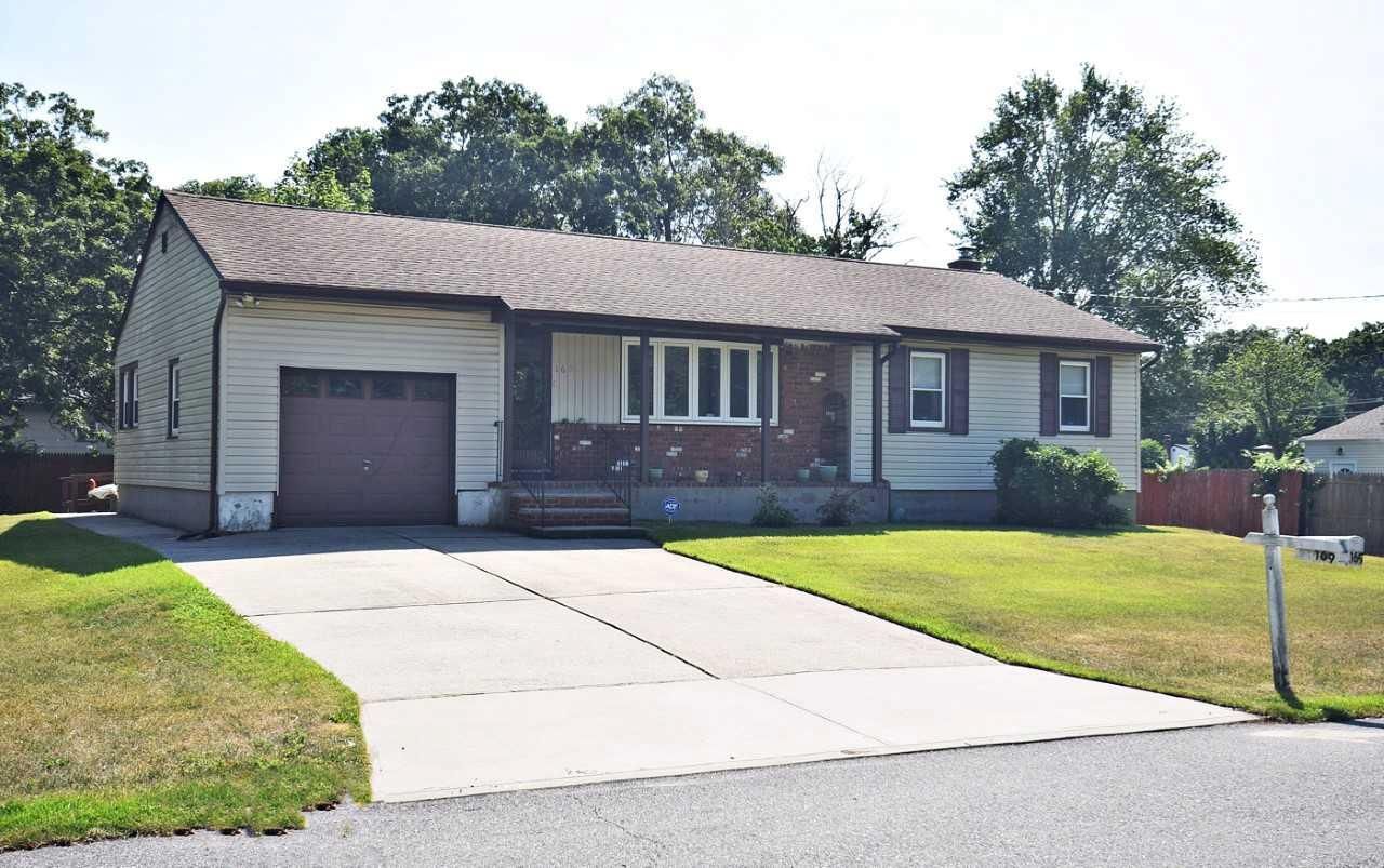 Attached, Exterior, Facade, Brick Facade, Cape Cod