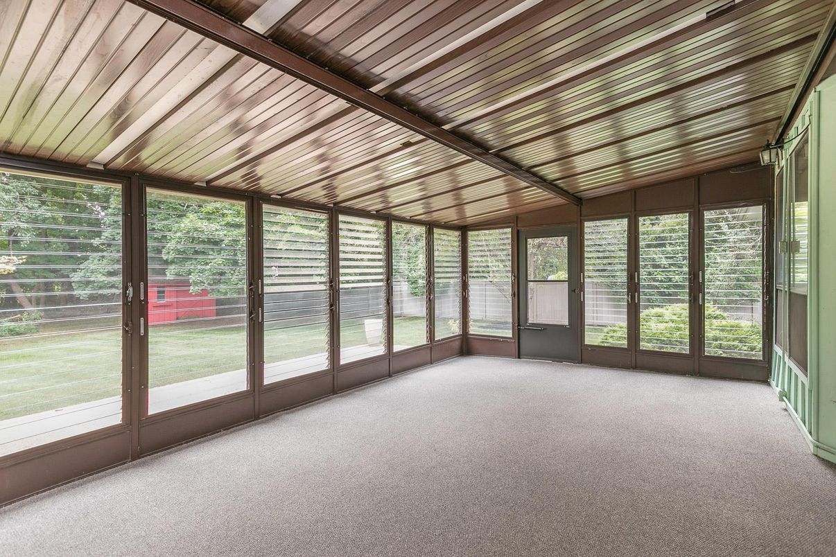 Empty room, Interior, Sun Room, Wooden Ceilings