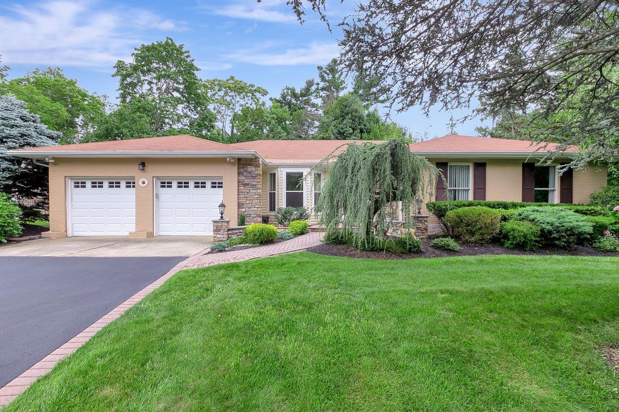 Attached, Exterior, Facade, Ranch