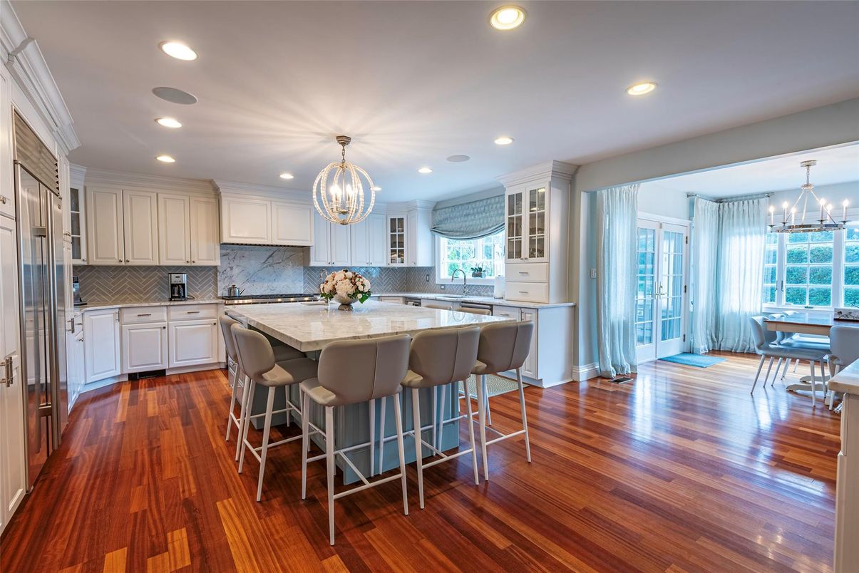 Chandelier, Dining room, Interior, Kitchen, Marble Walls, Pendant Lights, Recessed Lighting, Wood Texture Flooring
